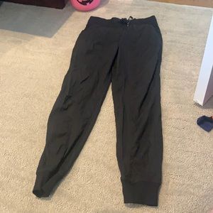 ❤️Women’s Lululemon Black Joggers size 4 ❤️